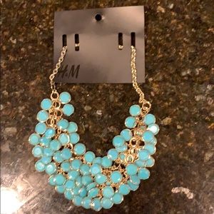 Chain necklace with turquoise stones.